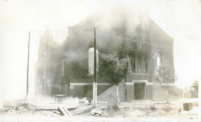 तुलसा रेस नरसंहार, तुलसा, ओक्लाहोमा, जून 1921 के बाद क्षतिग्रस्त ग्रीनवुड जिला चर्च।