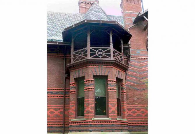 Turrets और बे खिड़कियां मार्क ट्वेन हाउस को एक जटिल, विषम आकार देती हैं