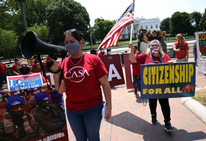 अप्रवासियों के लिए राष्ट्रपति बिडेन अनुदान नागरिकता की मांग के लिए व्हाइट हाउस में वकालत समूह कासा रैली के साथ आप्रवासन कार्यकर्ता।