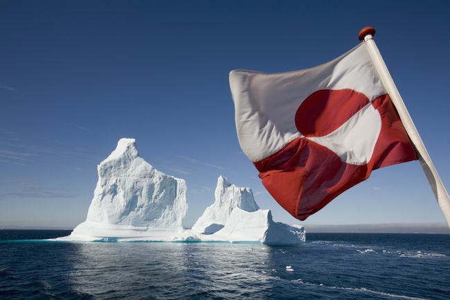आर्कटिक उमियाक लाइन फेरी पर ग्रीनलैंड ध्वज