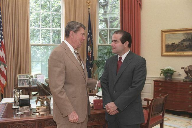 राष्ट्रपति रोनाल्ड रीगन ने ओवल ऑफिस, 1986 में सुप्रीम कोर्ट के जस्टिस नॉमिनी एंटोनिन स्कैलिया से बात करते हुए।
