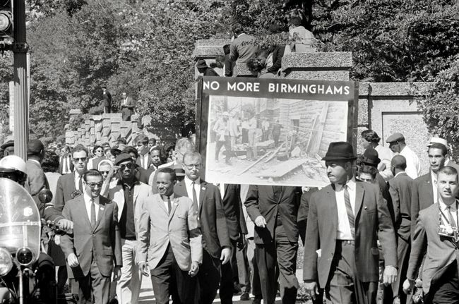 नस्लीय समानता की कांग्रेस और वाशिंगटन, डीसी में स्थित ऑल सोल्स चर्च, यूनिटेरियन के सदस्य 16 वीं स्ट्रीट बैपटिस्ट चर्च बमबारी पीड़ितों की याद में मार्च करते हैं।