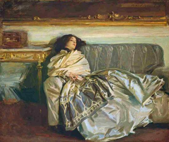 एक सुरुचिपूर्ण पोशाक पहने एक महिला की पेंटिंग एक सोफे पर झुकती है