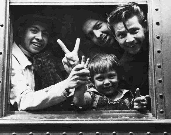 अमेरिका के लिए ट्रेन में ब्रसेरोस के युवा मैक्सिकन प्रवासी परिवार की तस्वीर।