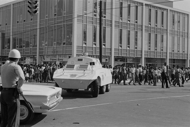 मई 1963 में बर्मिंघम अभियान की शुरुआत में बर्मिंघम, अलबामा में 16वीं स्ट्रीट और 5वीं एवेन्यू के कोने पर मार्च करते हुए अश्वेत अमेरिकी।