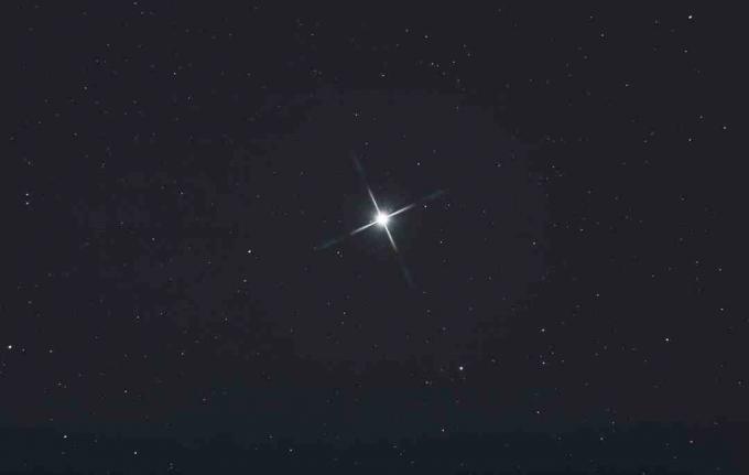 वेगा नक्षत्र लायरा का सबसे चमकीला तारा है।