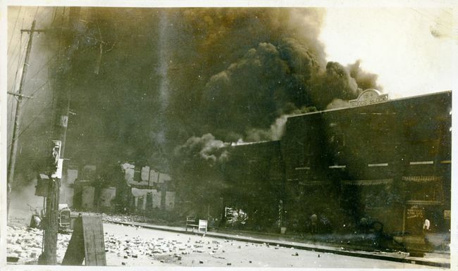 तुलसा रेस नरसंहार, तुलसा, ओक्लाहोमा, जून 1921 के बाद इमारतों से क्षतिग्रस्त संपत्ति और धुआं।