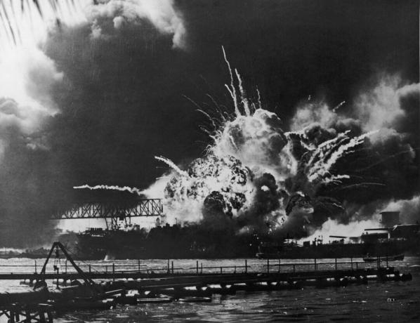 यू.एस. नौसेना बेस, पर्ल हार्बर, हवाई में विस्फोट करने वाले यूएसएस शॉ का एक दृश्य