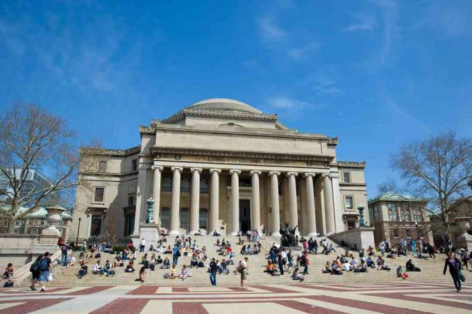 कोलंबिया विश्वविद्यालय, मैनहट्टन, न्यूयॉर्क, यूएसए के पुस्तकालय के सामने छात्र