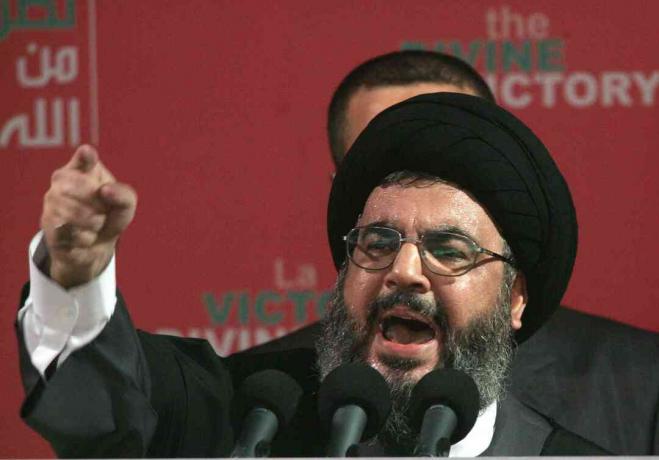 हिज़्बुल्लाह नेता सैय्यद हसन नसरल्लाह 22 सितंबर, 2006 को लेबनान के बेरुत में एक रैली में बोलते हैं।