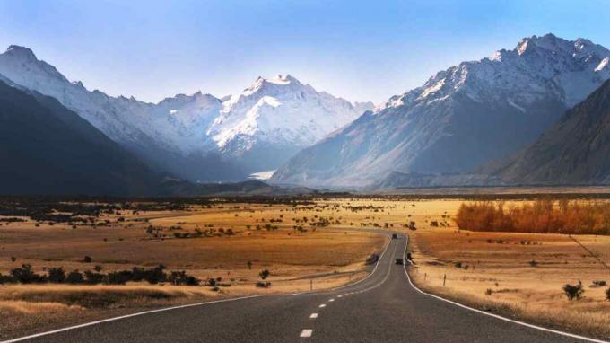 सड़क के अंत में दिखाई देने वाली माउंट कुक की ओर जाने वाली सड़क