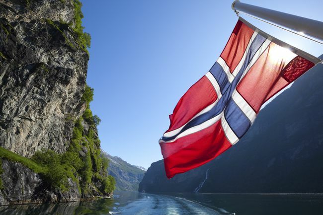 नॉर्वे के गीरांगर फोजर्ड में नौका पर नार्वे का झंडा