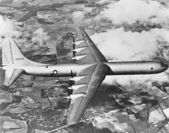 XB-36 पीसमेकर, पहली उड़ान