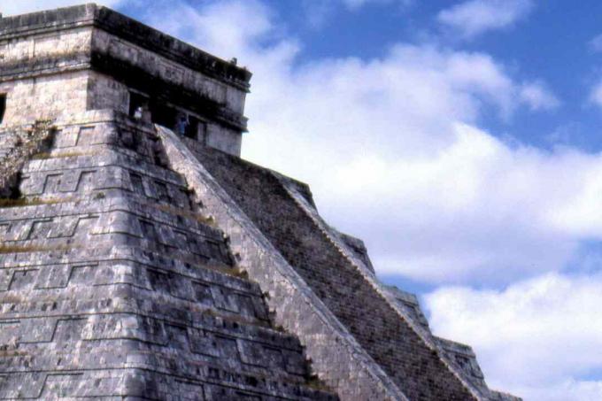 Chichen Itzá पर खगोलविदों के मंच पर केस्टिलो का मुकुट