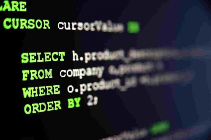 काली पृष्ठभूमि पर SQL कोड