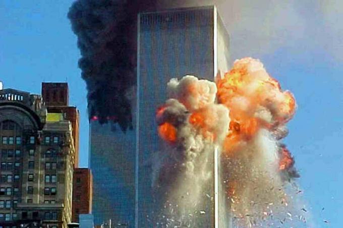 11 सितंबर, 2001 को ट्विन टॉवर्स अफ्लेम