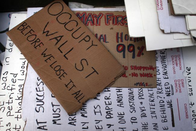 ऑक्युपाई वॉल स्ट्रीट विरोध संकेतों का ढेर