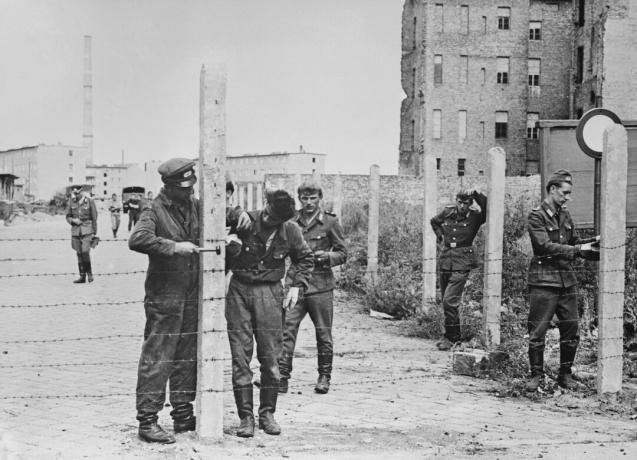 14 अगस्त 1961 को बर्लिन की दीवार बनाने की तैयारी में सैनिकों ने कंटीले तारों की बाड़ लगाई।