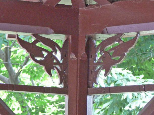 मार्क ट्वेन हाउस में पोर्च के खंभे सजावटी पत्ती की आकृति से अलंकृत हैं।