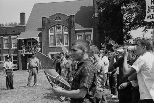बर्मिंघम, अलबामा में वुडलॉन हाई स्कूल में छात्रों की भीड़, मई 1963 में बर्मिंघम अभियान की शुरुआत के विरोध में कॉन्फेडरेट झंडा फहराते हुए