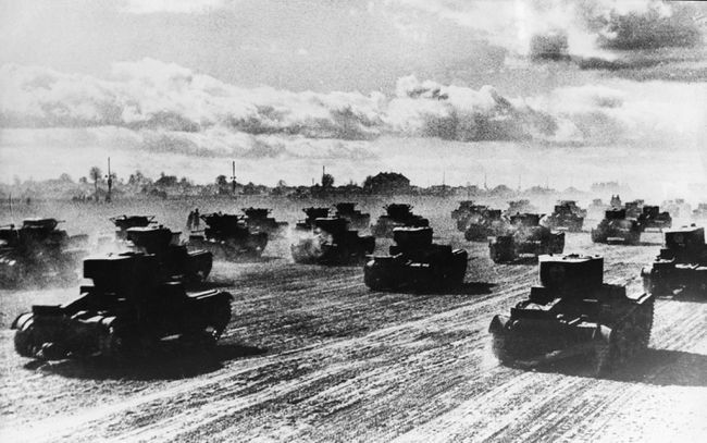जून 1941 में सामने की ओर भागते हुए रूसी टैंक।