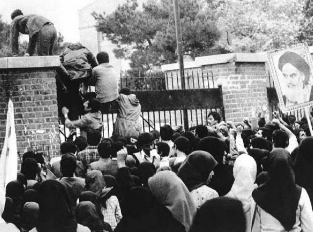 रैनिन के छात्रों ने 4 नवंबर, 1979 को तेहरान में अमेरिकी दूतावास पर हमला किया