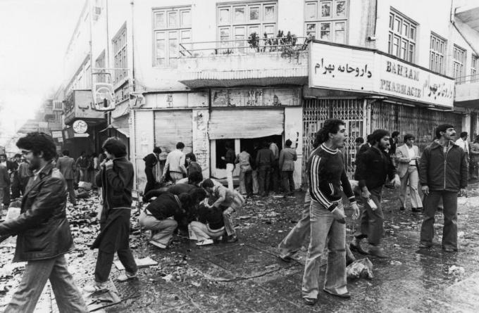 4 नवंबर 1978 लोग तेहरान में एक दंगे के बाद एक दुकान में लूटपाट करते हुए हताहत हुए