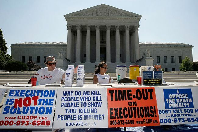 कार्यकर्ता 1 जुलाई, 2008 को वाशिंगटन, डीसी में अमेरिकी सुप्रीम कोर्ट के सामने मौत की सजा के खिलाफ एक सतर्कता में भाग लेते हैं।