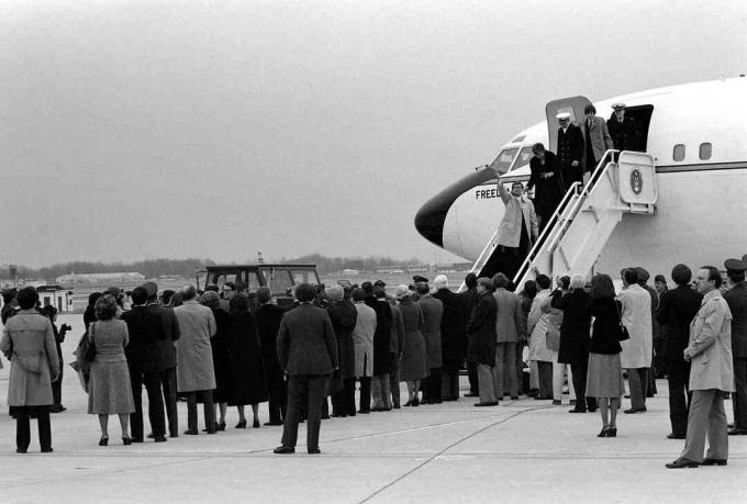 आजाद हुए अमेरिकियों ने फ्रीडम वन, एयर फोर्स वीसी -137 स्ट्रैटोलिनर एयरक्राफ्ट को बंधक बना लिया, 27 जनवरी, 1981 को बेस पर उनका आगमन हुआ।